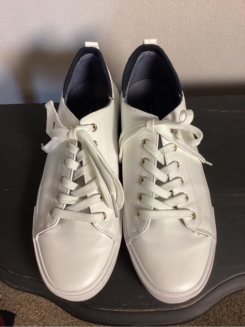 Tommy Hilfiger Two Womens 10 Casual Sneakers White Faux Leather Lace Up Preppy